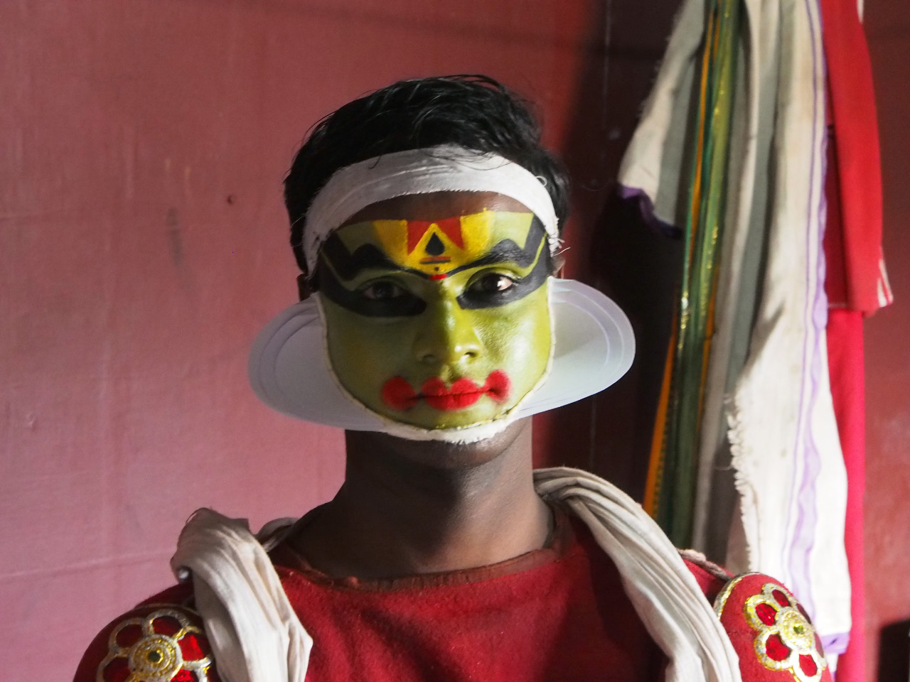 Maquillage d'un danseur de Kathakali à Munar